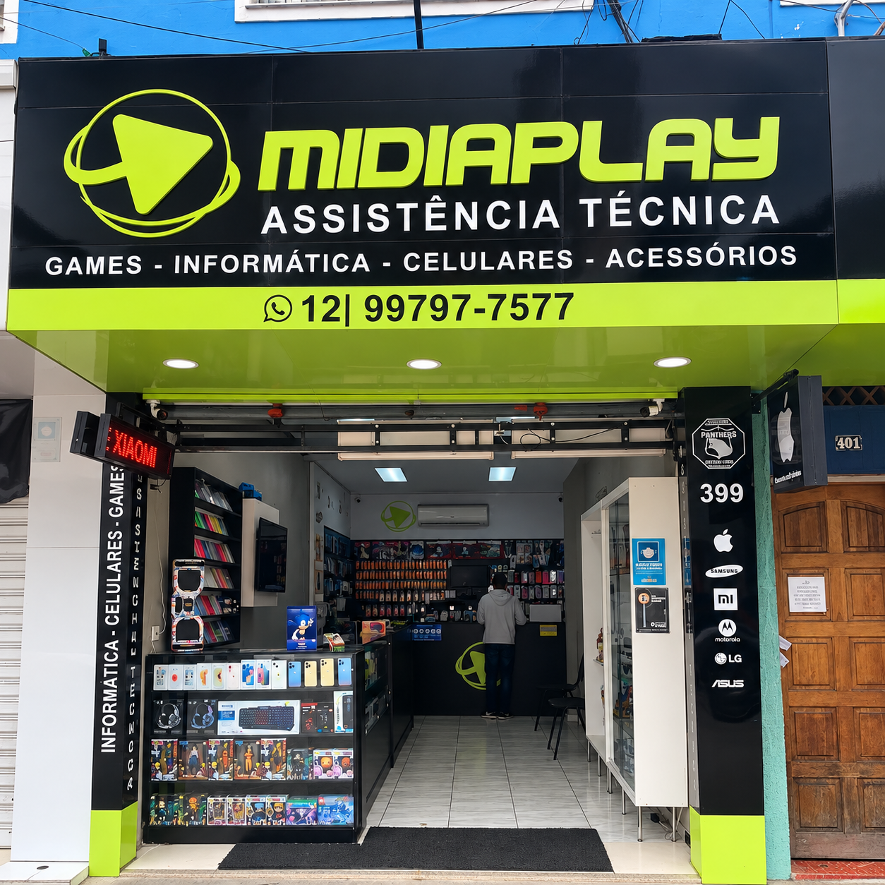 Interior da loja física Midiaplay no Centro de São José dos Campos com celulares, videogames, hoverboards e bancada técnica